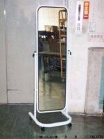 白色パイプ製スタンドミラー