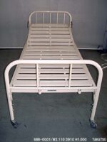 アイボリー色スツール製病院ベッド