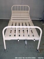 アイボリー色スツール製病院ベッド