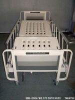 アイボリー色スツール製病院ベッド